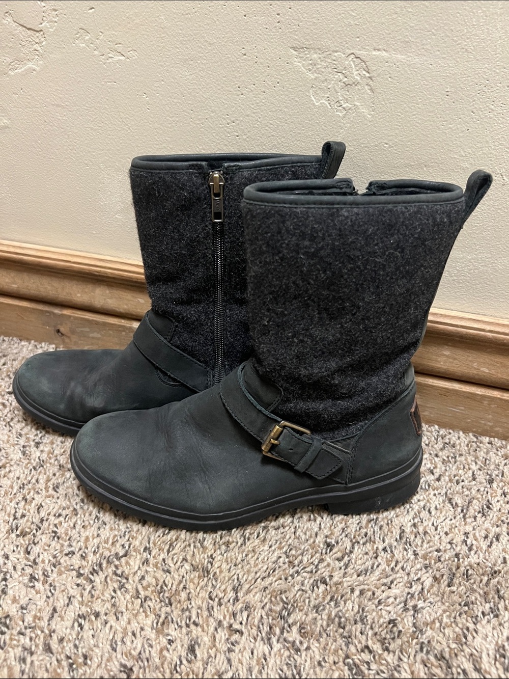 UGG grey Leather and Wool-Blend waterproof Boots with Buckle